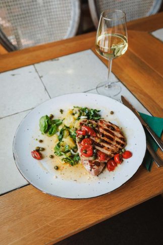 TUNA STEAK S KAPARIMA